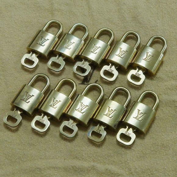 Authentic LOUIS VUITTON LV 10 SET PADLOCK KEY BAG CHARM CADENA GOLD PLATED - Picture 3 of 4